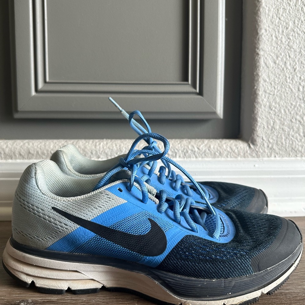 Nike Blue Gradient Athletic Running Shoes with Black Swoosh